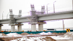 Ponts modernes avec innovations dans la construction d'infrastructures avancées